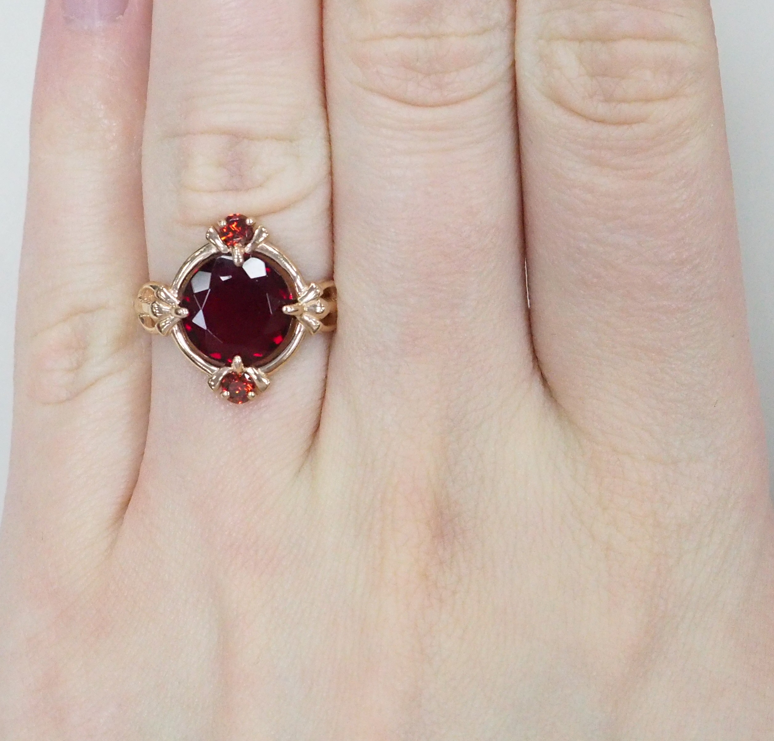 Серебряное кольцо 925 пробы; вставки 1 Пл. Кварц цв.гранат; 2 Куб. Цирконий красн.;